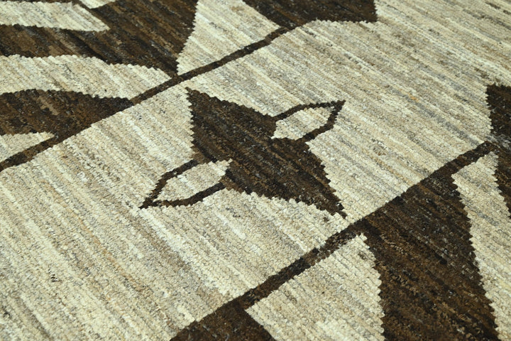 brown Large rug 6' 9" x 9' 0"