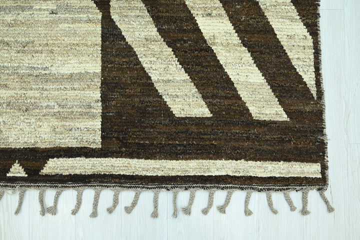 brown Large rug 6' 9" x 9' 0"