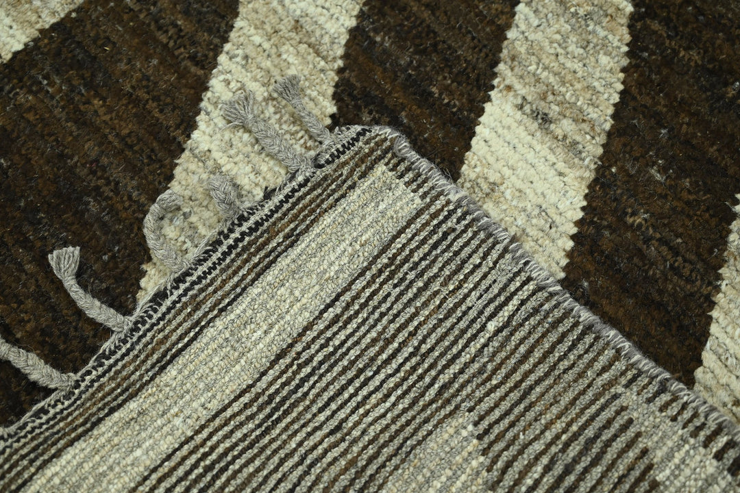 brown Large rug 6' 9" x 9' 0"