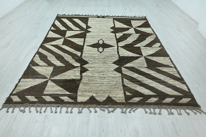brown Large rug 6' 9" x 9' 0"