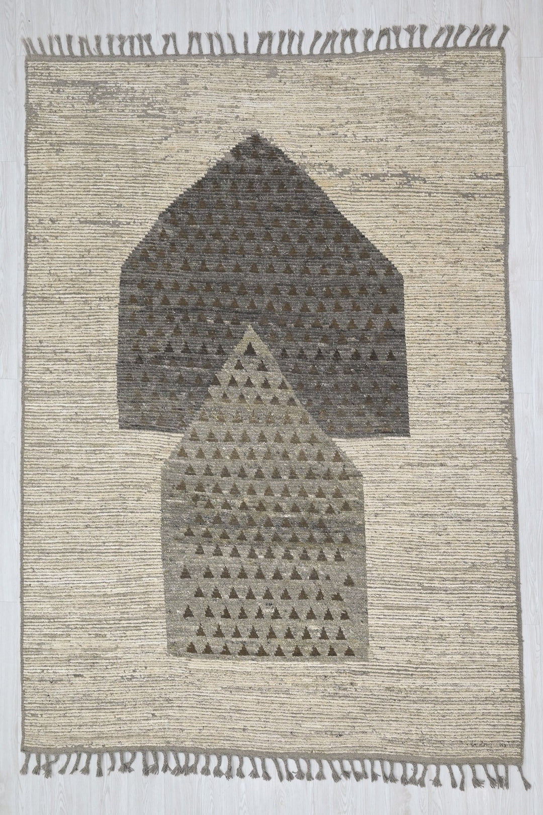 white Large rug 6' 7" x 9' 4"