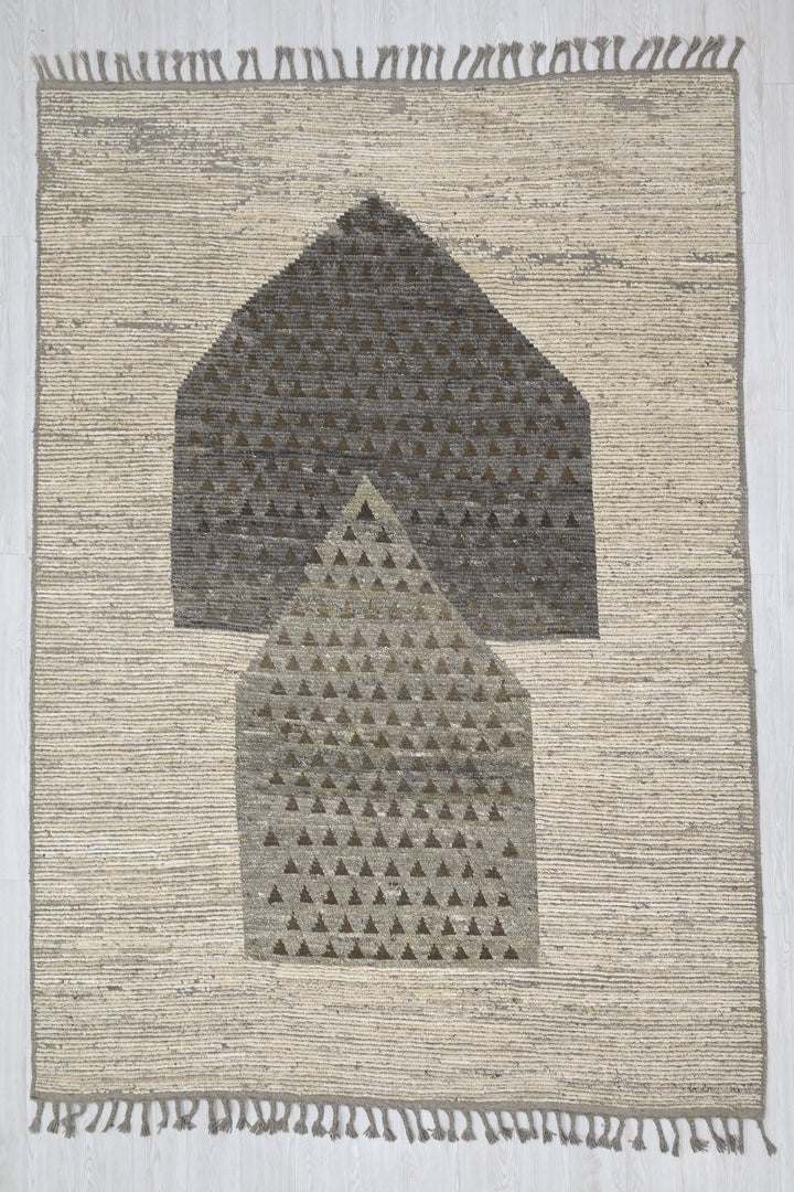 white Large rug 6' 7" x 9' 4"