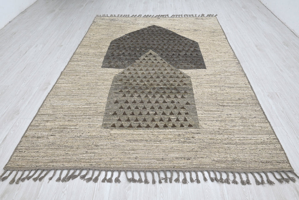 white Large rug 6' 7" x 9' 4"
