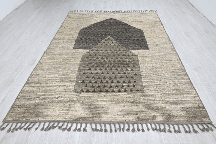 white Large rug 6' 7" x 9' 4"