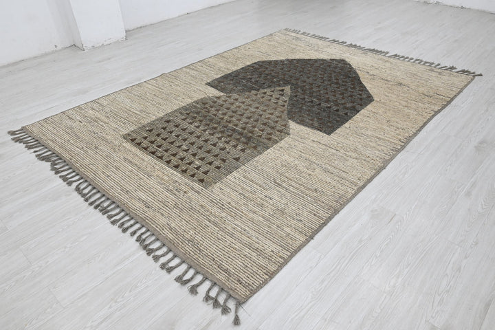 white Large rug 6' 7" x 9' 4"