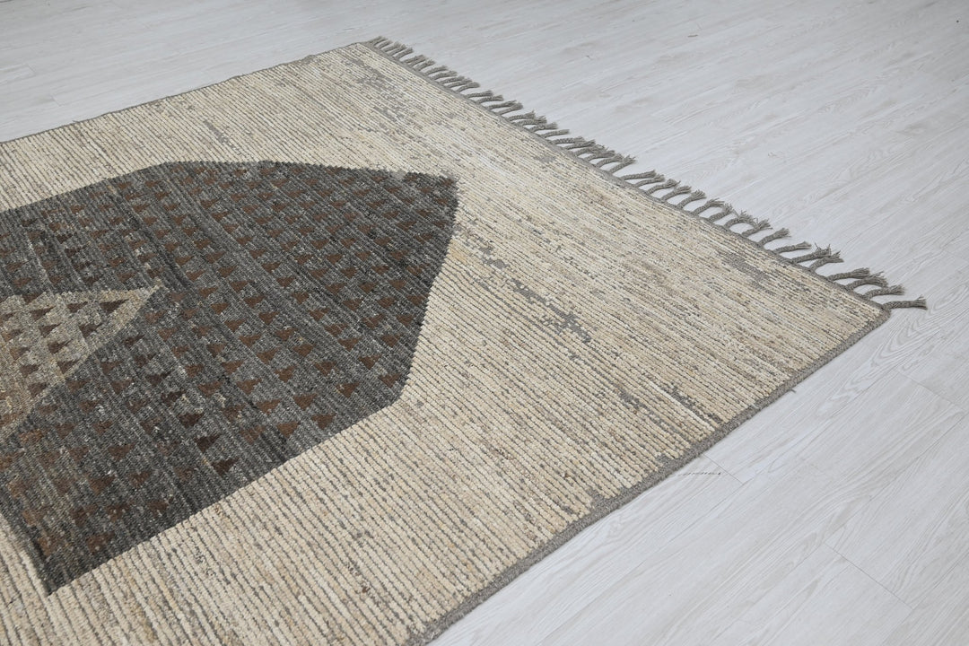 white Large rug 6' 7" x 9' 4"