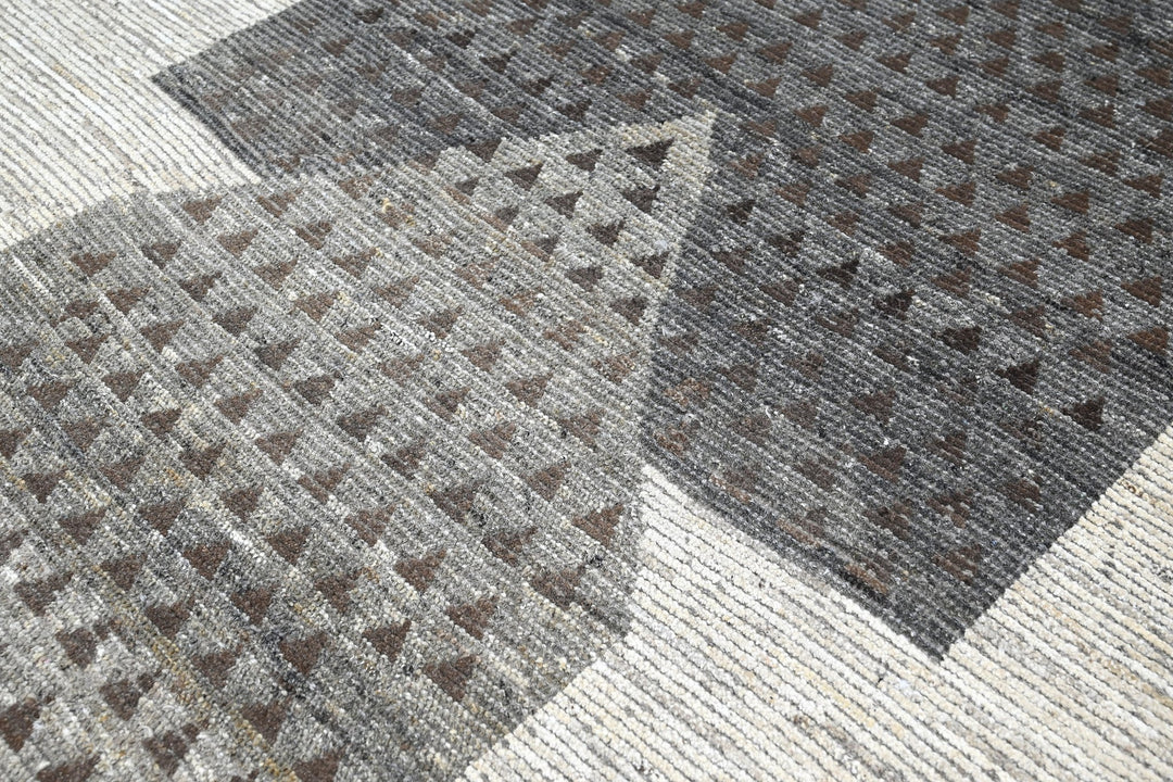 white Large rug 6' 7" x 9' 4"