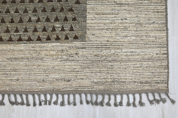 white Large rug 6' 7" x 9' 4"