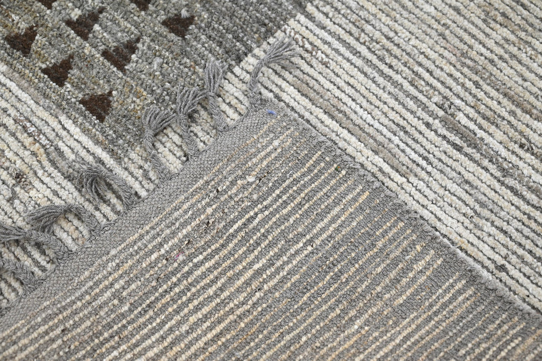 white Large rug 6' 7" x 9' 4"