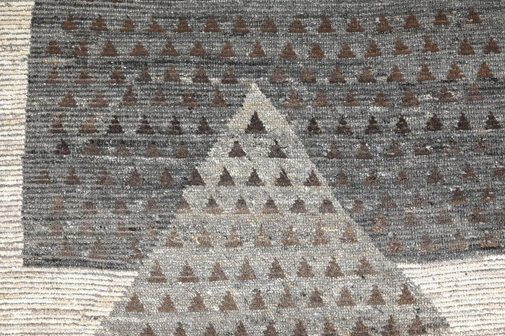 white Large rug 6' 7" x 9' 4"