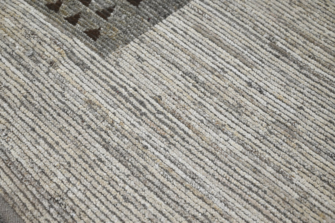 white Large rug 6' 7" x 9' 4"