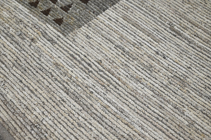 white Large rug 6' 7" x 9' 4"