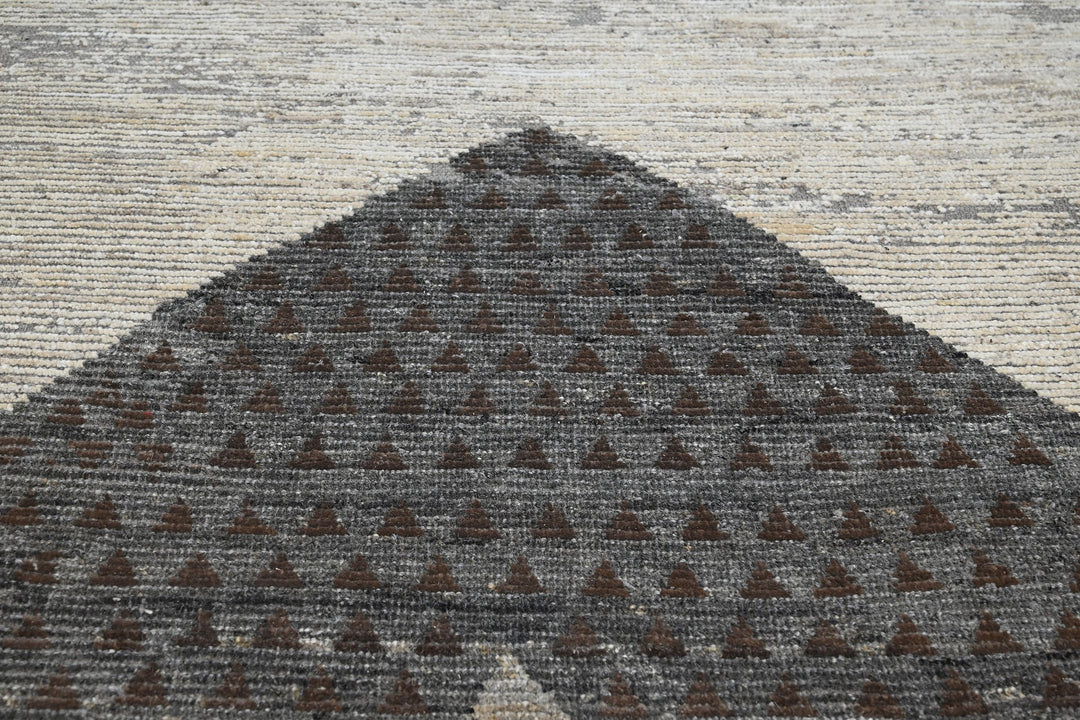white Large rug 6' 7" x 9' 4"