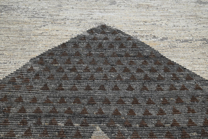 white Large rug 6' 7" x 9' 4"