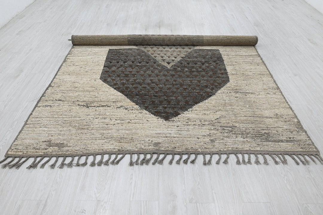 white Large rug 6' 7" x 9' 4"