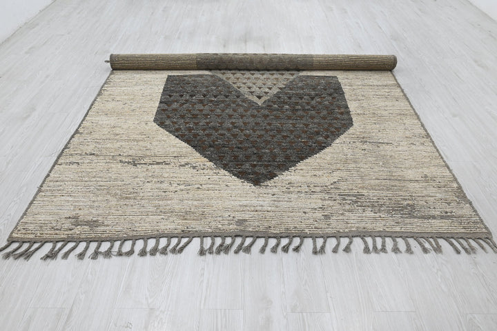 white Large rug 6' 7" x 9' 4"
