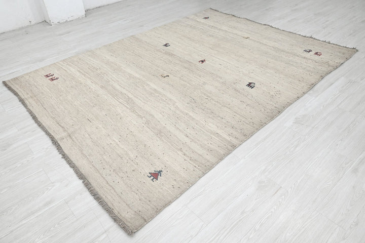 white Medium rug 6' 5" x 8' 10"