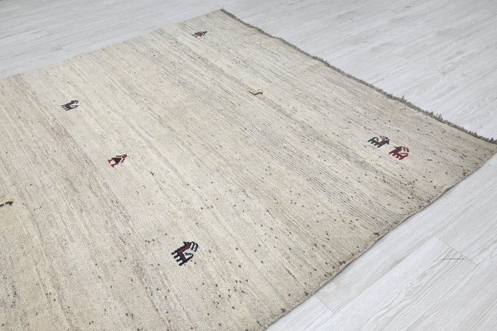 white Medium rug 6' 5" x 8' 10"