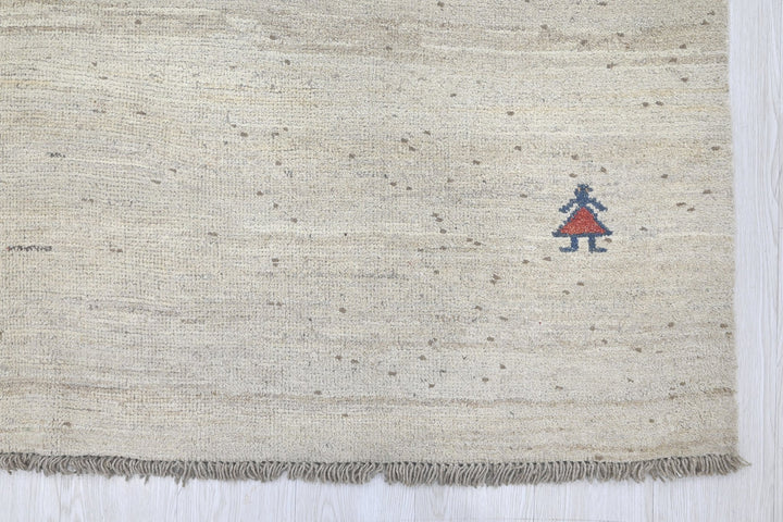 white Medium rug 6' 5" x 8' 10"