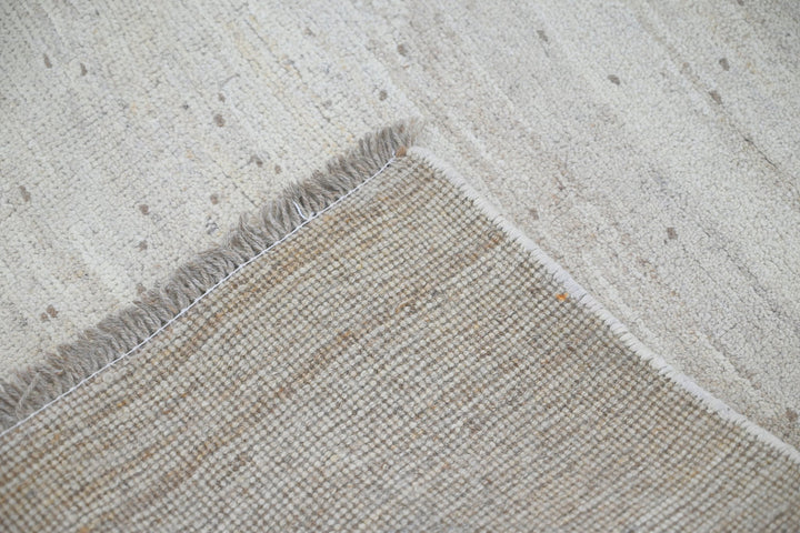white Medium rug 6' 5" x 8' 10"