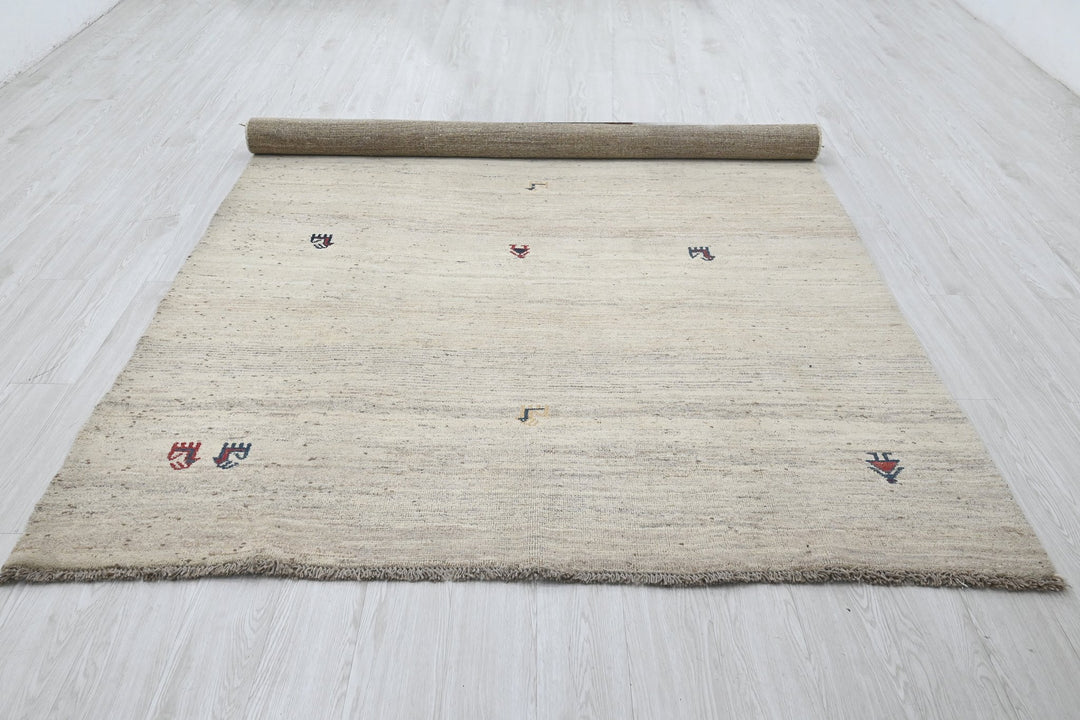 white Medium rug 6' 5" x 8' 10"