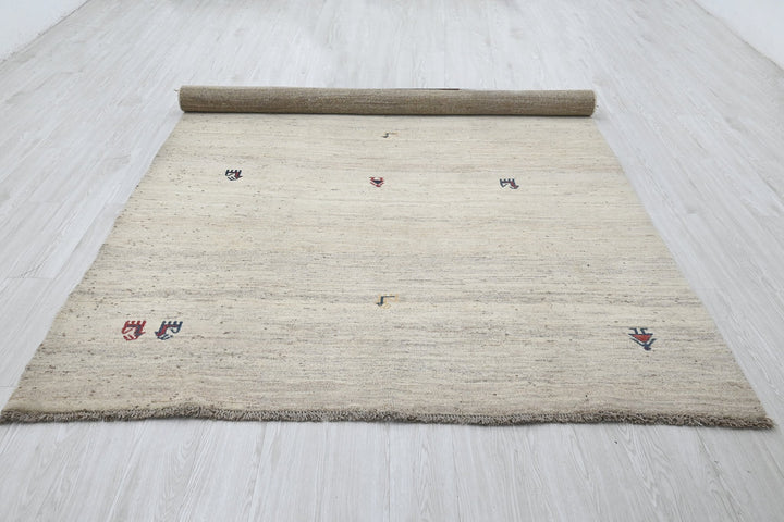 white Medium rug 6' 5" x 8' 10"