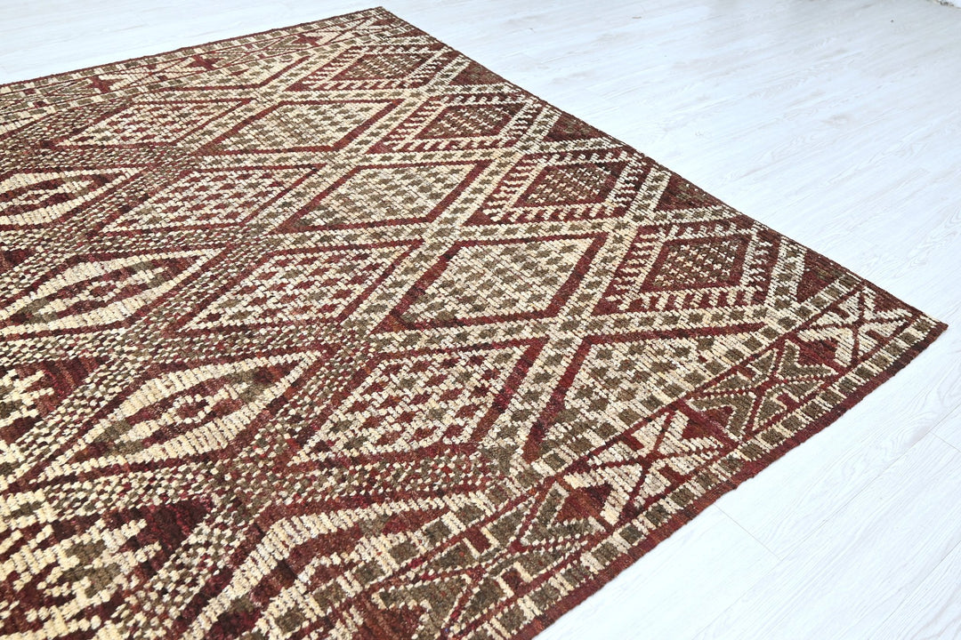 brown Large rug 6' 9" x 9' 6"