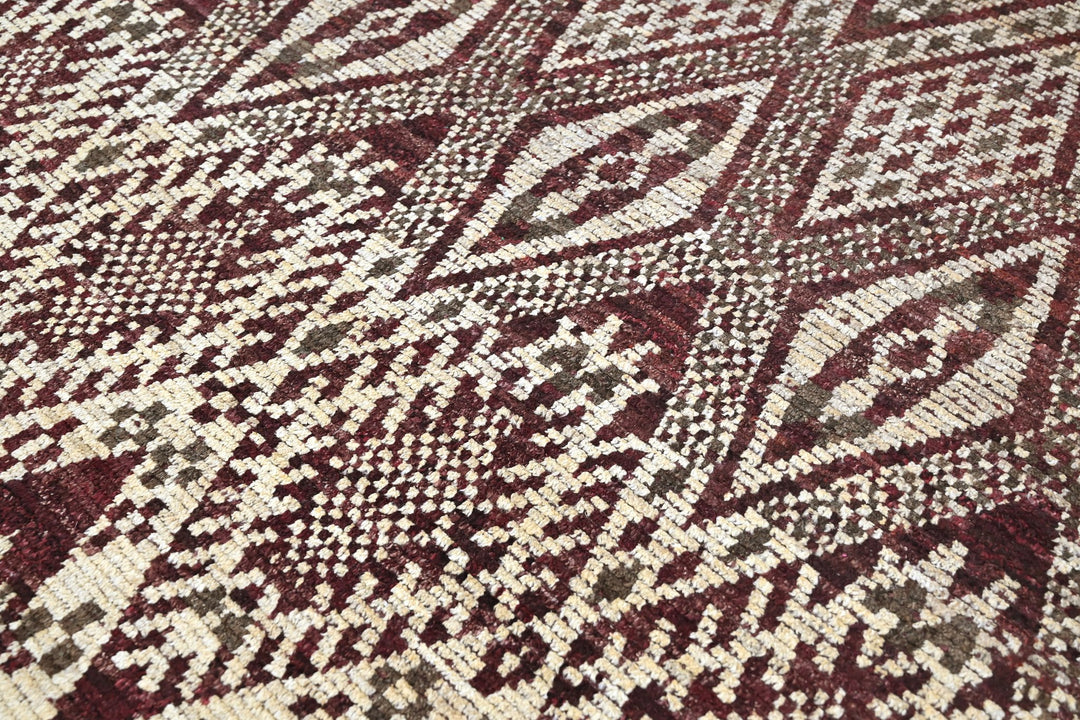 brown Large rug 6' 9" x 9' 6"