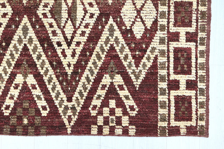 brown Large rug 6' 9" x 9' 6"