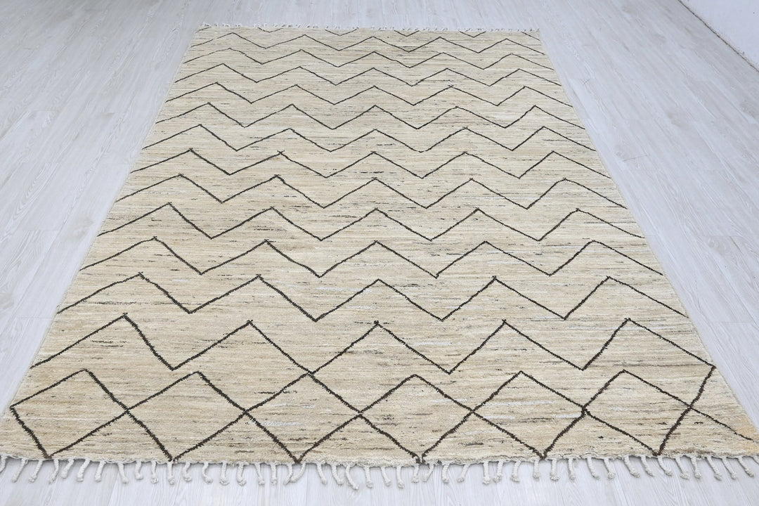 white Large rug 6' 4" x 9' 10"