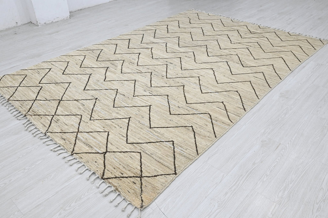 white Large rug 6' 4" x 9' 10"