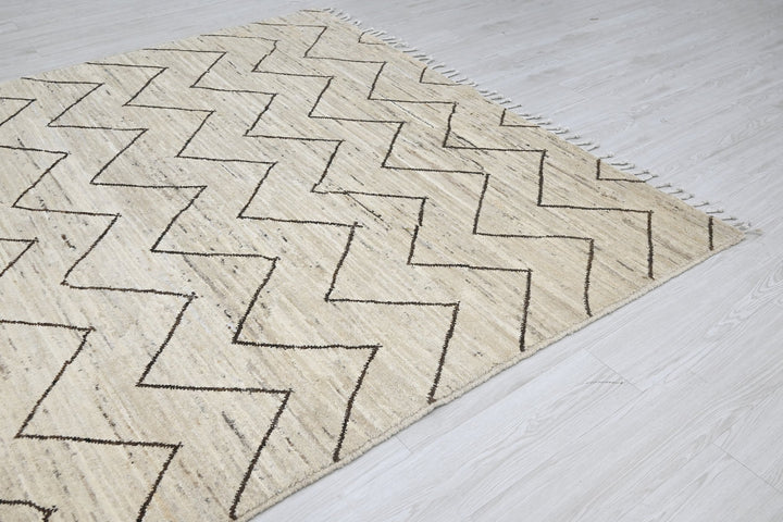 white Large rug 6' 4" x 9' 10"