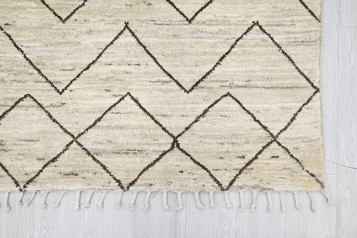 white Large rug 6' 4" x 9' 10"