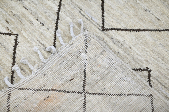 white Large rug 6' 4" x 9' 10"