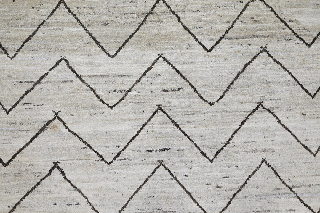 white Large rug 6' 4" x 9' 10"