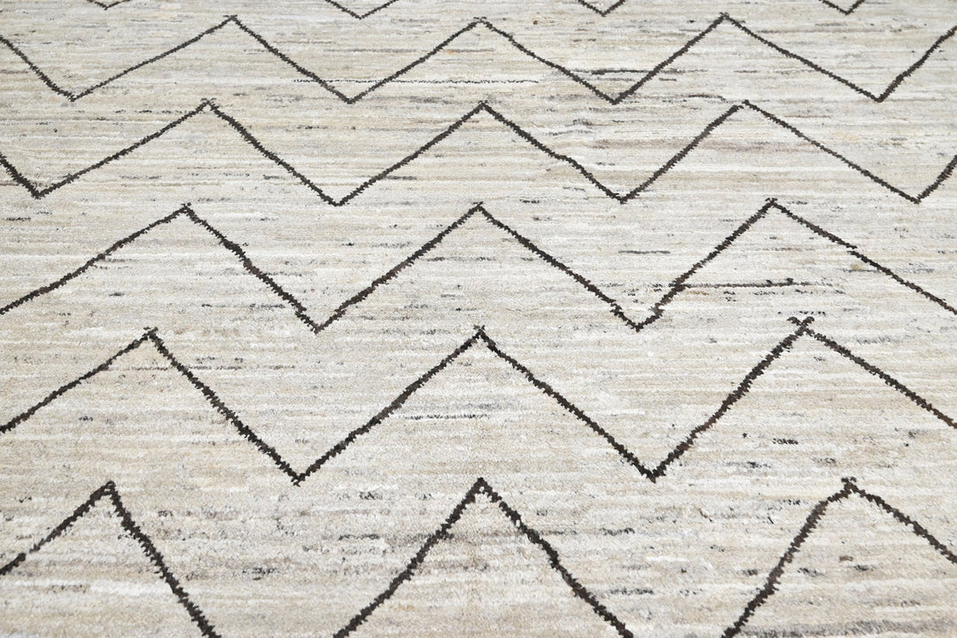 white Large rug 6' 4" x 9' 10"