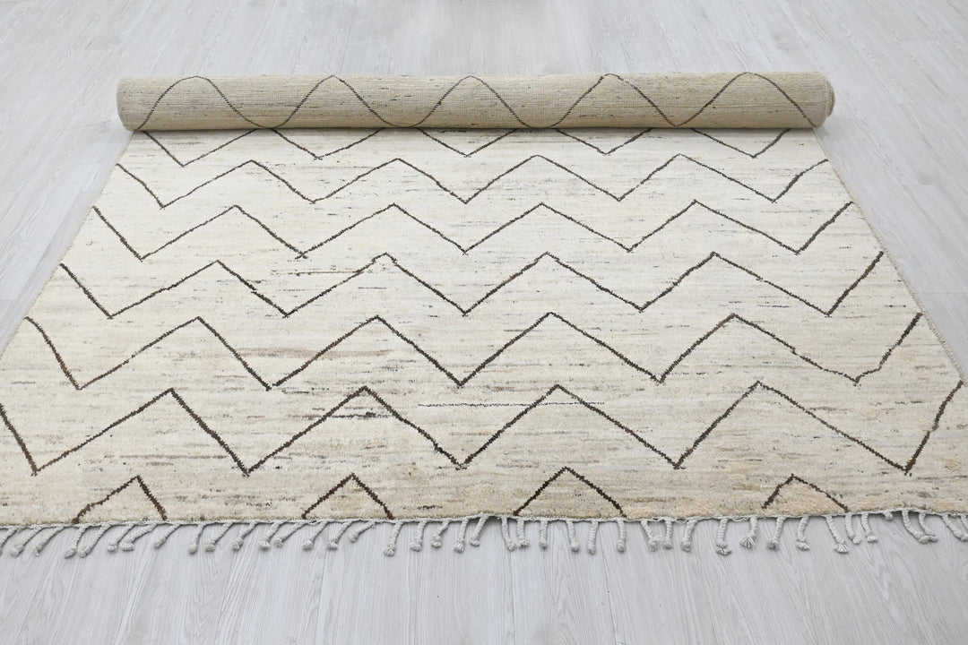 white Large rug 6' 4" x 9' 10"