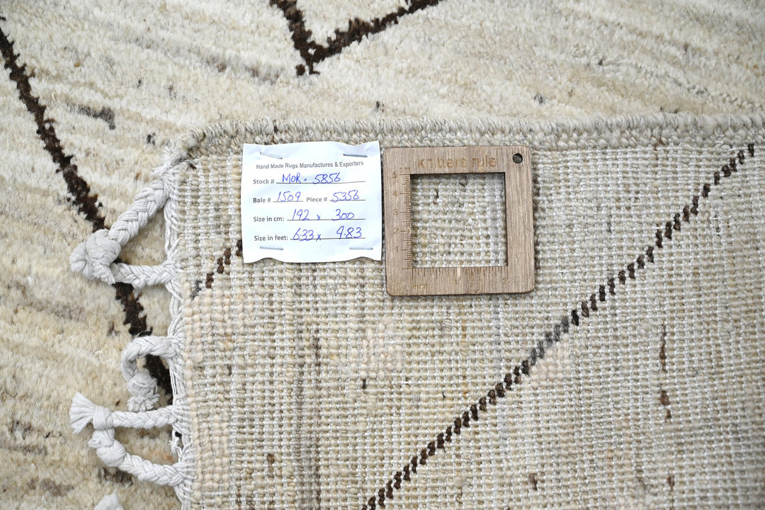 white Large rug 6' 4" x 9' 10"