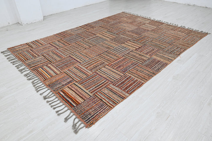 brown Large rug 6' 7" x 9' 3"