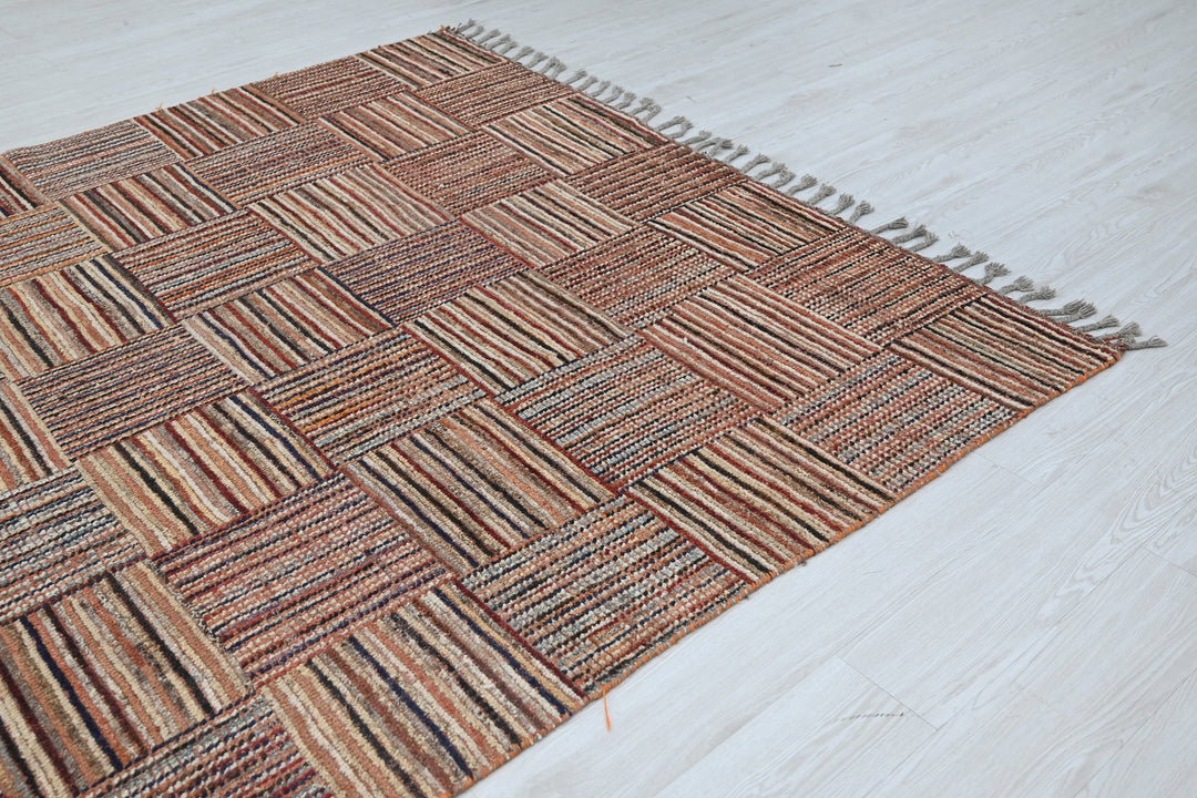 brown Large rug 6' 7" x 9' 3"