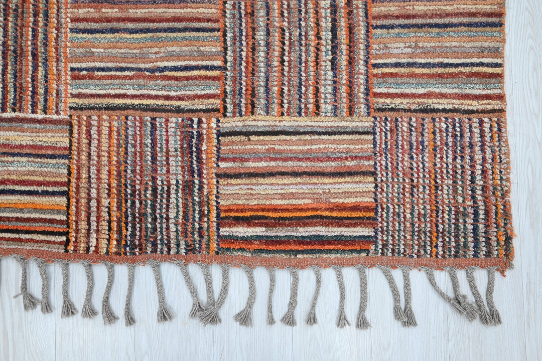 brown Large rug 6' 7" x 9' 3"