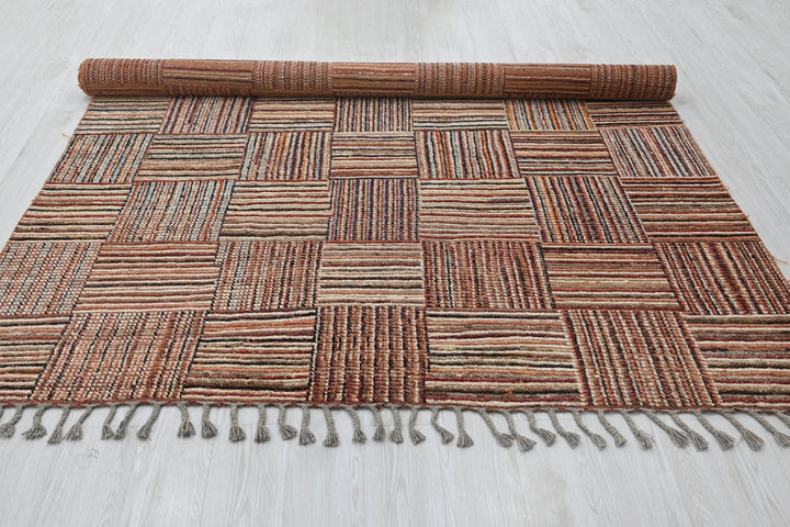 brown Large rug 6' 7" x 9' 3"