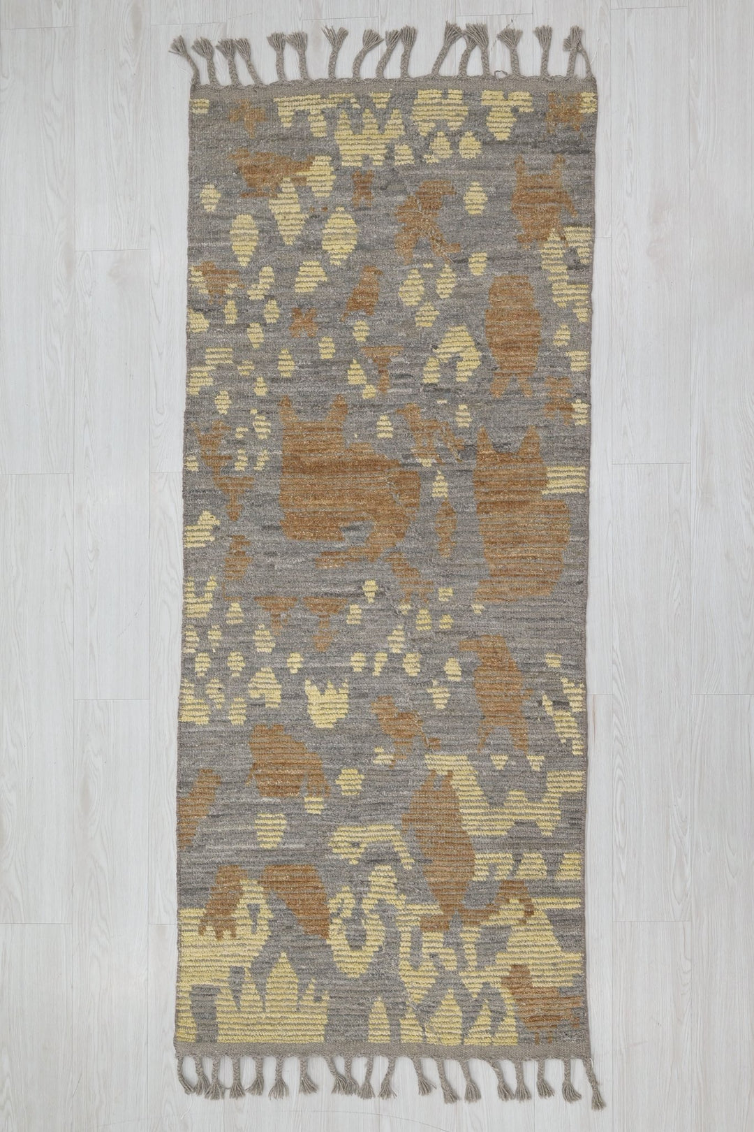gray Accent rug 2' 7" x 6' 5"