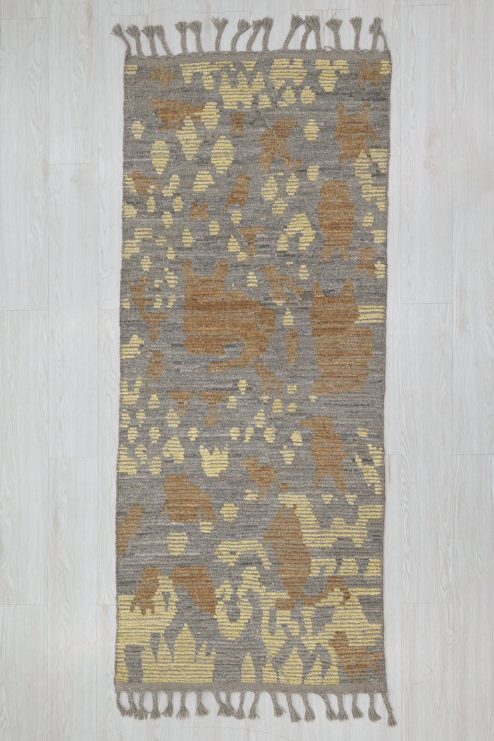 gray Accent rug 2' 7" x 6' 5"