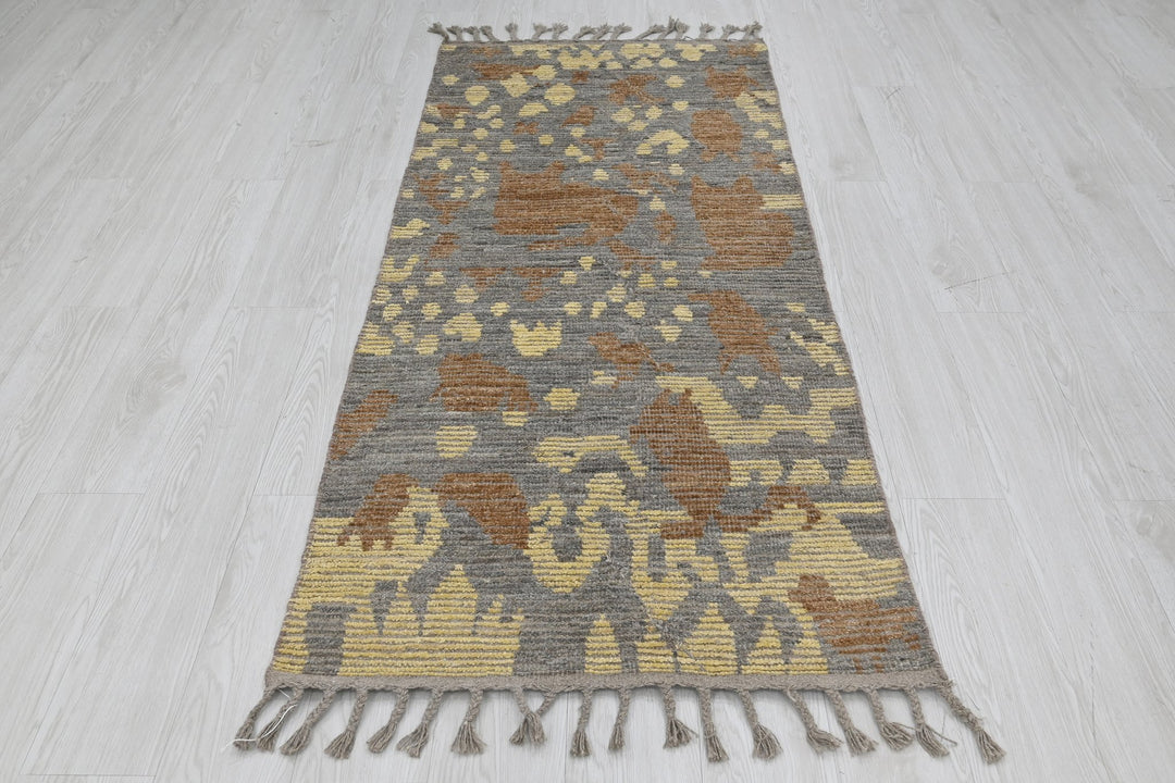 gray Accent rug 2' 7" x 6' 5"