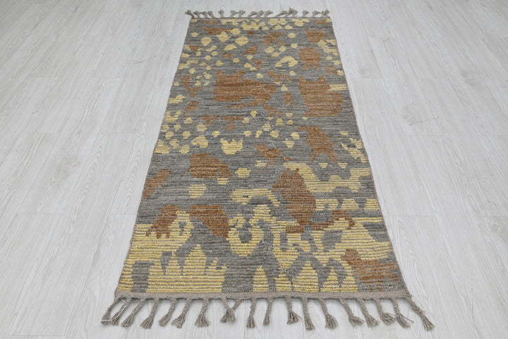 gray Accent rug 2' 7" x 6' 5"