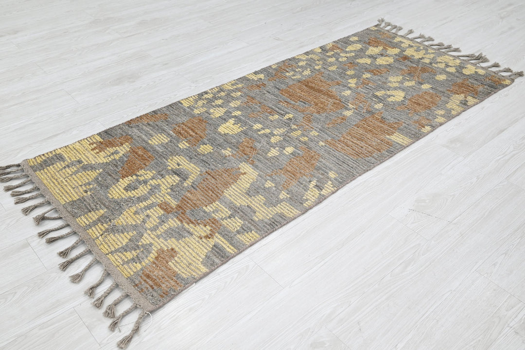 gray Accent rug 2' 7" x 6' 5"