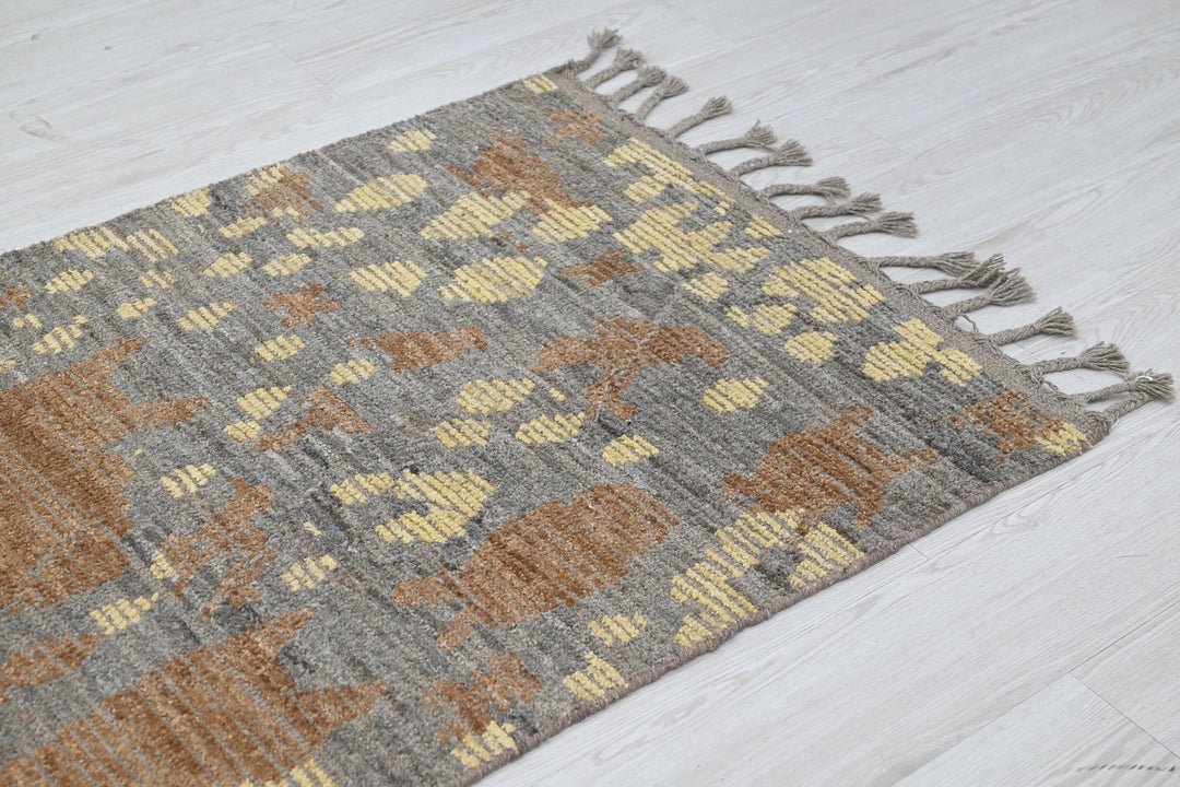gray Accent rug 2' 7" x 6' 5"