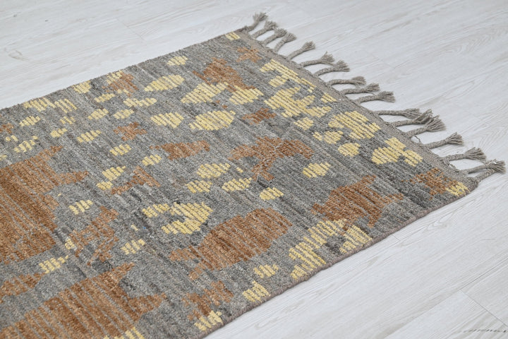 gray Accent rug 2' 7" x 6' 5"