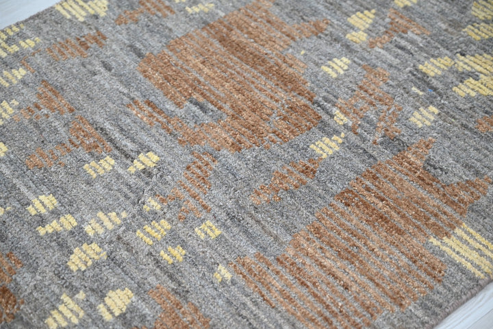 gray Accent rug 2' 7" x 6' 5"